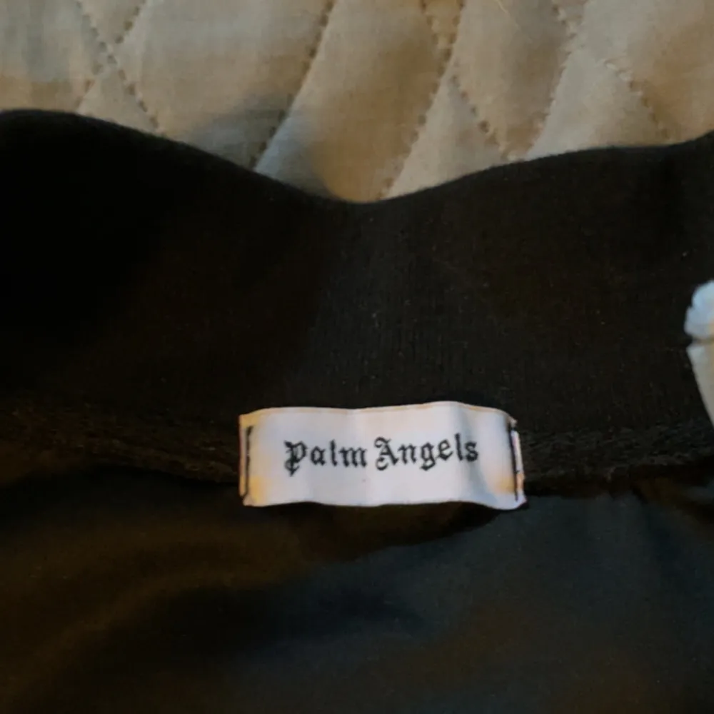 Palm Angels zip som jag köpte för ett tag sedan. Tröjan har använts rätt mycket men är ändå i bra skick.  Priset är rätt lågt eftersom den är välanvänd, men priset kan diskuteras. Tröjor & Koftor.