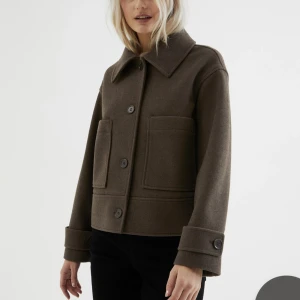 Kappahl jacka  - Säljer min jacka från Kappahl då den ej kommer till användning. Den är sparsamt använd. Slutsåld på hemsidan, nypris 899kr.💓