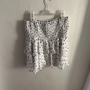 Väldigt fin Volangkjol  - Volangkjol från Lindex, står att den är M men går också mot L