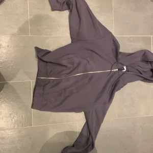 Säljer weekday oversized hoodie I XS mörk lila  - Har bara används två gånger  9/10 skick [kan endast mötas upp]