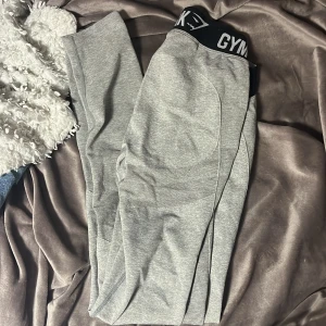 gymshark träningstights - jättesköna träningstights från gymshark, formar rumpan jättefint! lite korta på mig 175 cm😅