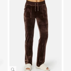 Juicy byxor  - Säljer mina bruna juicy couture mjukisbyxor då de inte kommer till användning. Storlek XS. Knappt använda så i nyskick. 💕