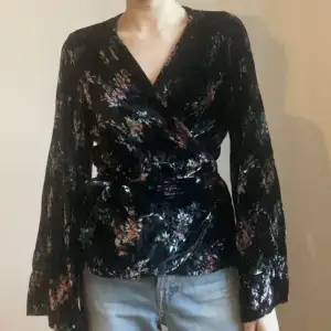 Omlott tröja från Zara i velour med blommor   Aldrig använd så i perfekt skick 