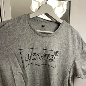 Säljer nu två stycken T-shirts från Levis i bra skick! En mörkgrå med streckat märke och en i olivgrön med svart märke. Båda två i storlek Xl i bra skick med inga skador eller slitningar. Säljes båda två i paket för 100 kr