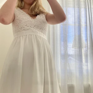 Studentklänning  - Säljer denna klänning som enbart använts en gång på skolavslutning i storlek S🌼🍓🌾