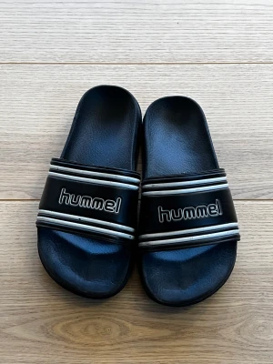 Hummel - Hummel tofflor som är perfekta för sommarna. Använda men fof bra kvalle 🙂