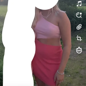 Klänning - Tryck ej på köp nu Cool klänning ifrån Bershka Stl M 130 eller bud Använd 1 gång