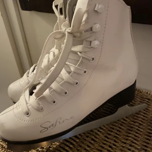 Skridskor - Säljer mina tecnopro skridskor då dom blivigt för små. Då jag sällan åker skridskor hann jag bara använda dessa 1 gång så dem har ett fint skick! Nypris:400kr