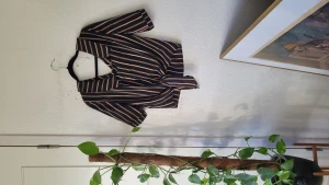 Knytbar Topp Från Zaful - Knytbar skjorttopp från Zaful. Använd en gång och är i nyskick. Storlek M. 