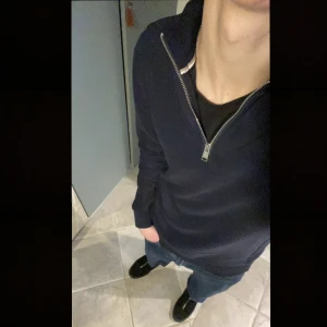 Hugo boss halfzip - Köpt på Ströms i gbg för 1600kr och är endast använd ett fåtal gånger. Jag är 185cm lång och den är snäppet för liten. Skick: 10/10