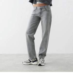 Lågmidjade och trendiga jeans från Gina tricot💕