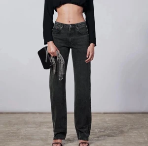 Zara mid rise  - Säljer dessa mid rise jeansen ifrån zara💋❤️kom privat vid intresse❤️de är lite slitna längst ner därav priset❤️