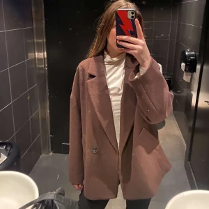 Lindex Kappa - Säljer denna trendiga kappa från Lindex!  Nyskick. 🤪 köpt för 999kr