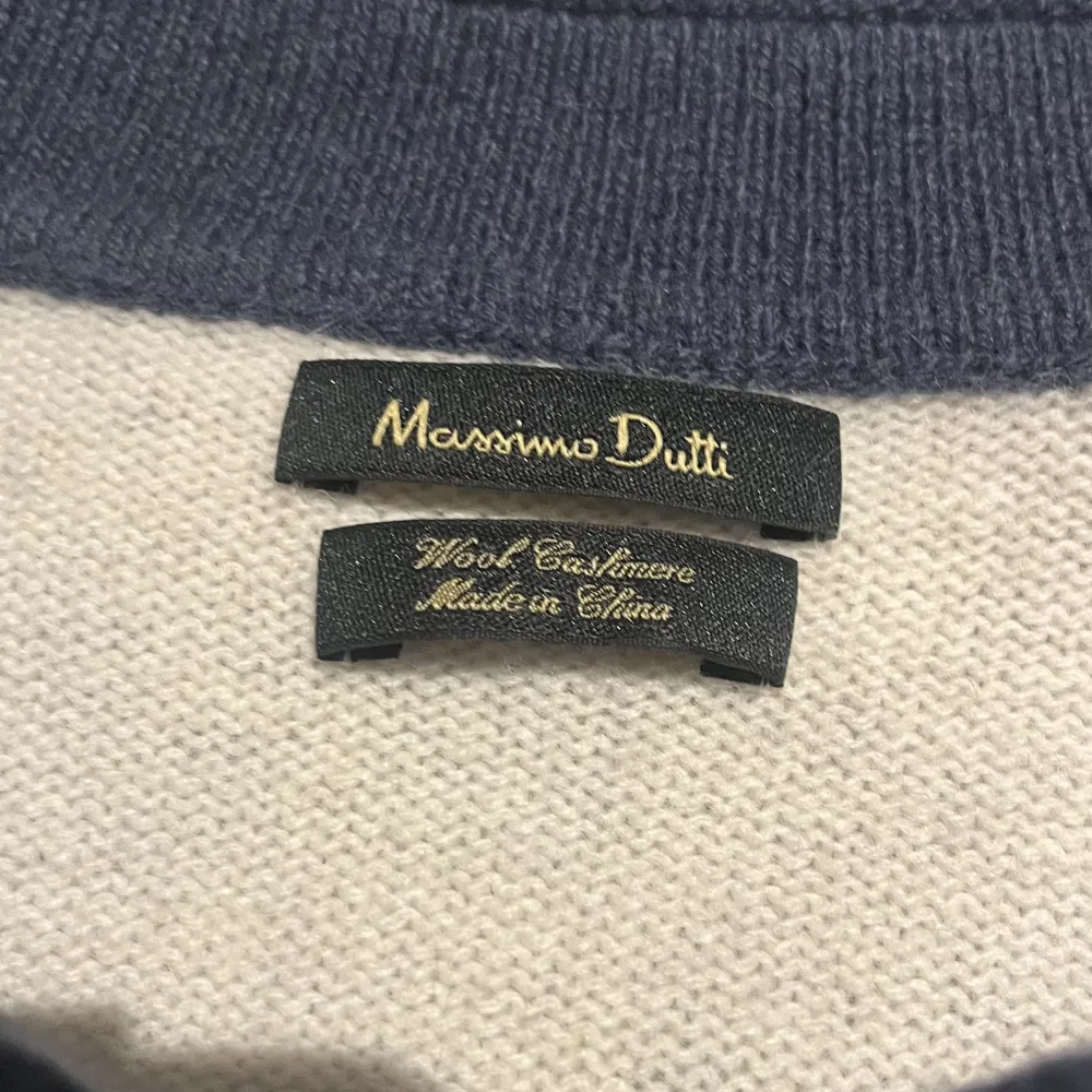 Tjena säljer min Massimo dutti tröja då den ej används längre, Kashmir och perfa skick. Stolek L men passar mig som har M🙌🏽. Tröjor & Koftor.