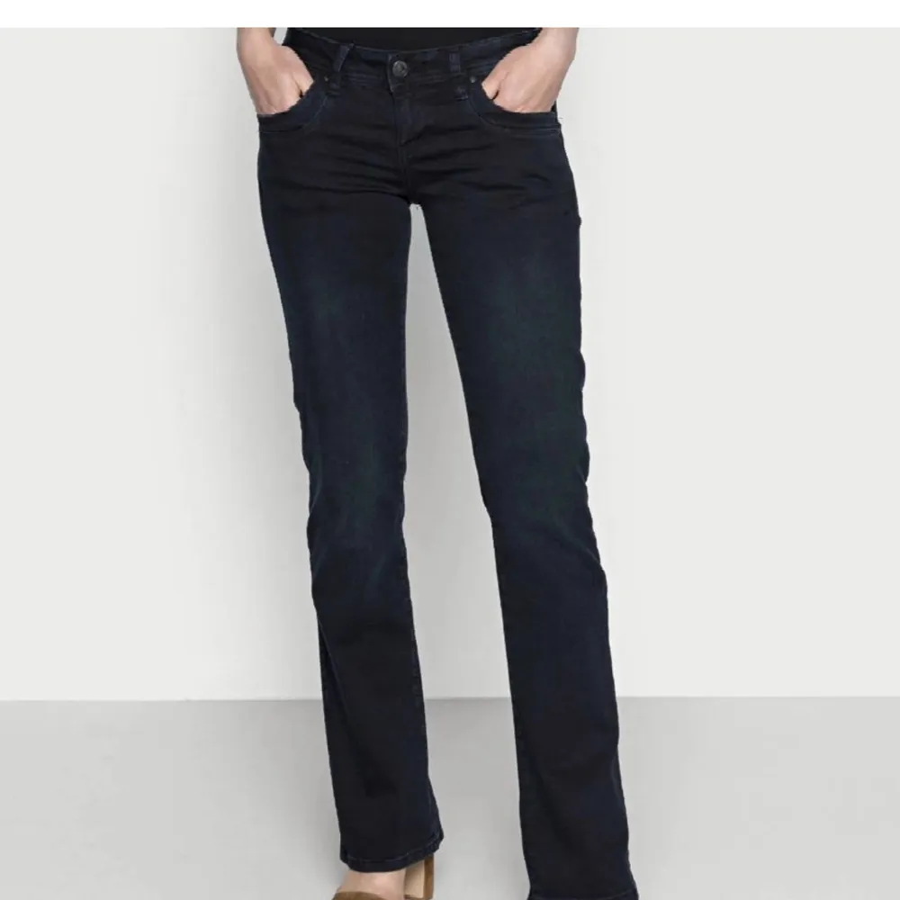 Säljer mina lågmidjade ltb jeans i modellen ”Valerie”. Passar mig bra i längden som är 172. Säljer för att jag har ett par andra nästan exakt likadana. Använda fåtal gånger och i fint skick💓. Jeans & Byxor.