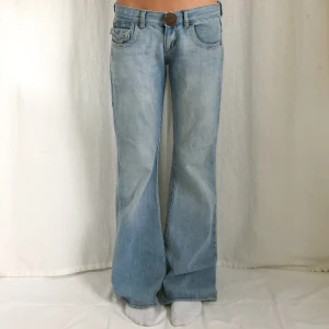 lågmidjade jeans - säljer fler lågmidjade jeans !använd köp nu! midja:86 innerben:83 jag är 169 och w28 som referens😽(slitna längst ner)