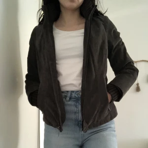 Jacka - Jacka i mocka (fejk) khaki, brun färgad, super skön o snygg