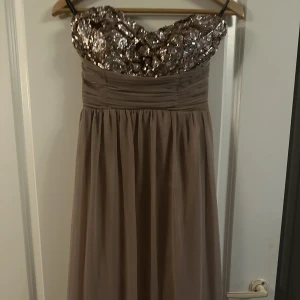 KLÄNNING  - Skit snygg en av mina favoriter men tyvärr för liten! Pris kan diskuteras!