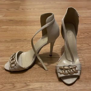 Klackar med gulddetalj - Klackar i höjden 9cm