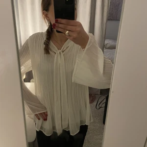 Blus - Så fin blus, liten som som har gått upp men syns inte när man har på sig tröjan och är säkert lätt att fixa❤️köparen står för frakt 