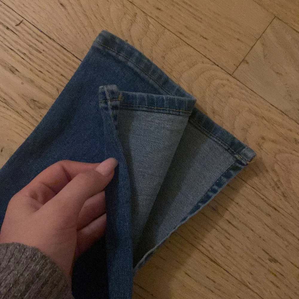 Säljer dessa oanvända slit jeans från ginatricot. Prislappen sitter fortfarande på råkade köpa en för liten storlek, annars mycke fina!💓 köpte dem för 399 men säljer för 250🤗. Jeans & Byxor.