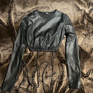 Läder tröja - Festtopp med knytning runt midjan. Nyskick! Fejkläder.