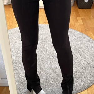 Svarta zarabyxor - Använd ett fåtal gånger med öppning på sidan av foten. Storlek XS, sitter tajt men fint!🖤Från Zara