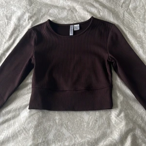 H&m tröja - En jätte fin topp i färgen brun. storlek Small, säljer då den har blivit för liten för mig!