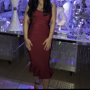 Festklänning  - Knälång festklänning i nyskick. 