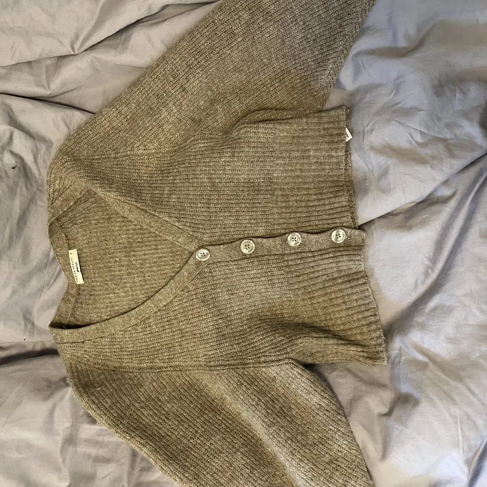 Fin stickad tröja från Gina tricot strl  s. Kan upplevas något sticksig men annars jättefin. Säljer för 180kr.. Stickat.