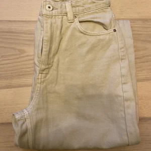 Bershka byxor - Storlek 40 men småa i storleken, får Knappt på mig de.   Finns att hämta i Jakobsberg eller fraktar(köparen står för frakten)🌺