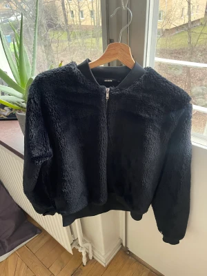 teddy jacka - en jättefin trendig jacka som ej kommer till användning den är jättefint skick och passar nästan till allt