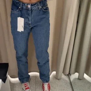 Jeans ZARA - Raka jeans från zara med mid waist. Använda ca 5 gånger väldigt sparsamt, säljes pga för små, egentligen mina favoriter !! Köptes i våras. 