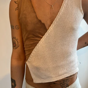 Väst/topp med snörning  - Väst från humana, halva virkad halva i mocka, går att knyta på många olika sätt! Y2k vibes