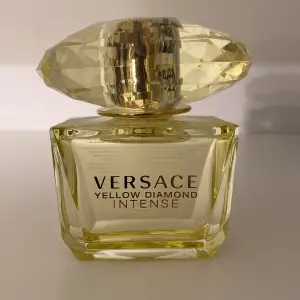 Säljer min helt oanvända versace parfym eftersom jag har en till, luktar suupppeeer gott. Köptes för 600 på kicks!
