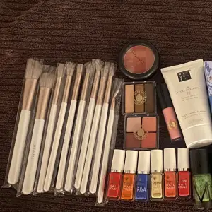 Säljer lite olika smink och hudvårdsprodukter som är oanvända, Skriv privat för priser och fler bilder. Det finns bla blush, borstar, mini paletter, läppglans, nagellack, ritual body cream