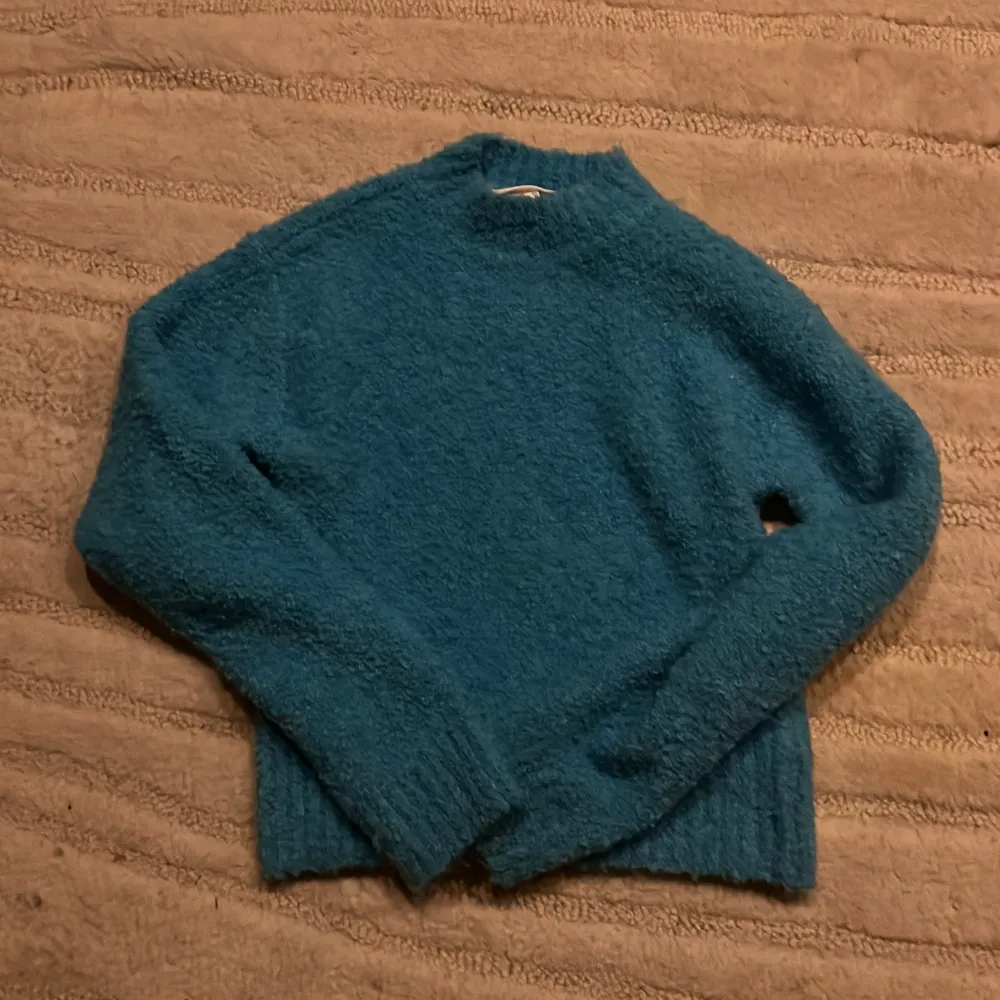 En fin blå tröja som är från Vero Moda  och knappt används någonting inga märken. . Tröjor & Koftor.