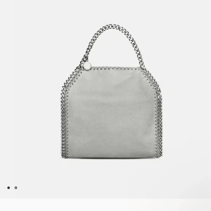 Stella McCartney väska - !INTRESSEKOLL! På min Falabella Tiny Tote Bag stella McCartney väska, den är ganska välanvänd men har inga synliga effekter, ser nästa ut som ny inget smuts! Vill se hur mycket folk skulle kunna köpa den för:) skriv till mig för bilder på den 💕