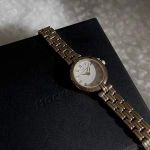 Säljer denna så fina klocka från mockberg i modellen ”by tine gold”