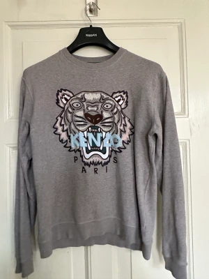 Kenzo tröja strl M - Sparsamt använt, storlek m. Självklart äkta, kvitto finns. Kan skickas! 600kr eller bud med rätt att neka.