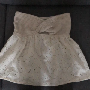 Jätte gulligt linne/ blus  - Jätte fin till sommaren. Aldrig använd eftersom den inte passade mig.   BUDGIVNING PÅGÅR SÅ LÄGG ETT SERIÖST PRIS OM DU ÄR INTRESSERAD💕 Lägg bara ett pris som du är beredd att betala!💕