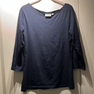 Långärmad t shirt - Marinblå långärmad t shirt i stl M. 