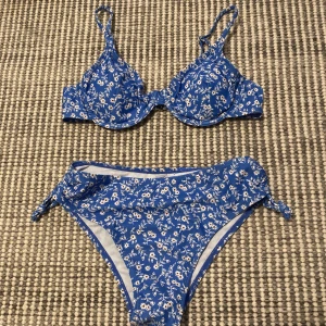 Bikini  - Säljer denna super fina bikini från shein då den blivit för liten för mig tyvärr.  Den är i ett bra skick😊  Köparen står för frakten! Hör av er vid frågor eller annat 💗