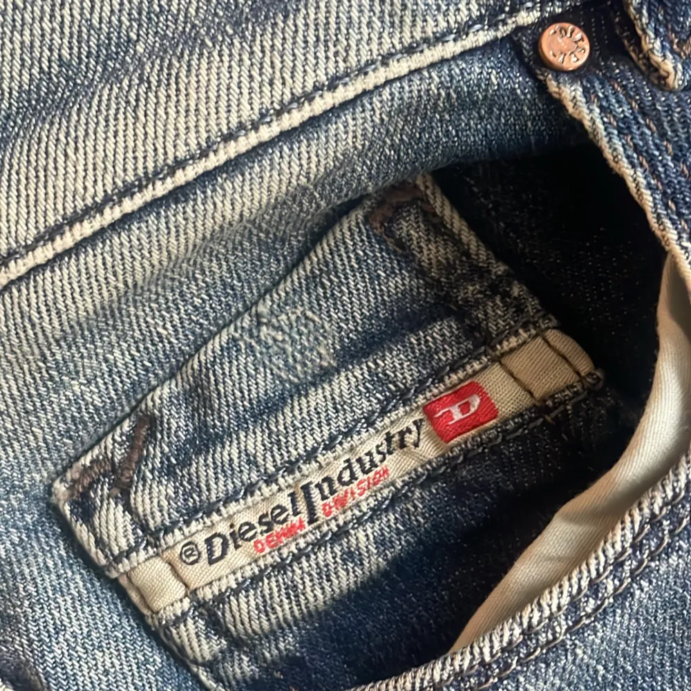 Lågmidjade/regular waist jeans med bootcut från Diesel. Köpta för många år sedan, aldrig använda. Skriv för fler bilder och mått😊. Jeans & Byxor.