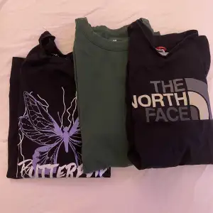 tre tshirts, den till vänster och den gröna i mitten kostar 80kr/st och North Face 100kr❣️köp alla tre för 240kr ❤️‍🔥 skulle säga att alla är lite oversized!
