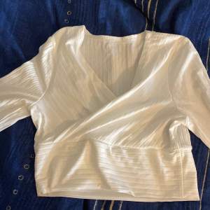 Säljer en vit tröja från shein eftersom att den var för liten för mig, den är i storlek M men skulle säga att den passar en S eftersom den var liten runt om och väldigt kort💞 nypris: runt 180. Skriv om det är nåt ni undrar😊pris kan diskuteras 