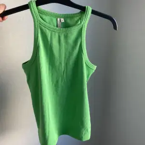 Jättesnyggt grönt linne från Nelly🙈knappt använd så superfint skick!