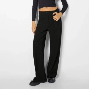 Svarta kostymbyxor  - Säljer dessa superfina nästintill oanvända kostymbyxorna från bershka💓 frakt 66kr (nypris på byxorna 359kr)