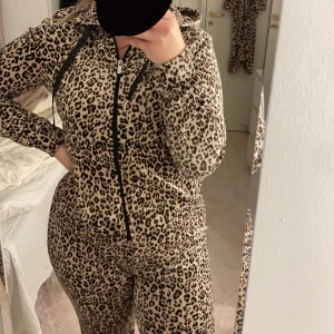 Mjkissett - Mjukisset från Gina, byxor storlek L & kofta storlek M