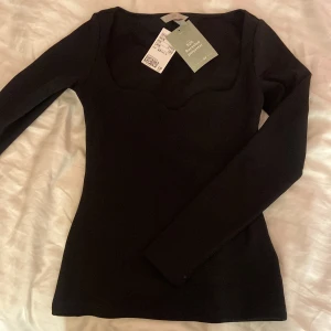 Tröja - Oanvänd tröja från hm originalpris 199 med hjärtformad urringning. Köparen står för frakten.